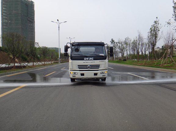 东风多利卡洒水车︱9吨洒水车图片