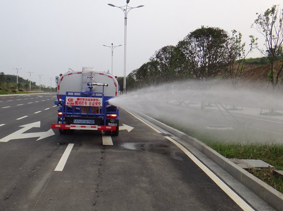 东风多利卡洒水车︱9吨洒水车图片