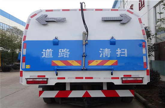 东风145扫路车图片