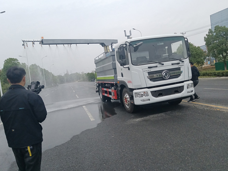 东风D9喷雾封层铁路抑尘车-15方煤厂抑尘运输车_榆林12方抑尘洒水车_雾化感应喷淋车_煤炭降尘车