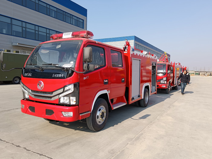 5吨消防洒水车价格_石油化工冶炼厂消防车_1.5-3.5吨水罐消防车现车价格