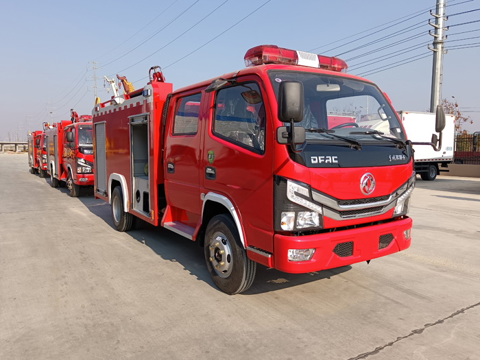 5吨消防洒水车厂家_石油化工冶炼厂消防车_2.5-5吨泡沫消防车现车报价