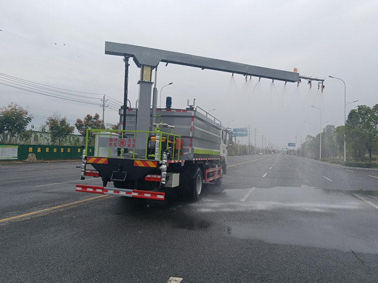 东风D9免税的铁路抑尘车--12吨降尘洒水车_长治12立方抑尘车-抑尘喷雾车钩挡停喷功能火车封层车