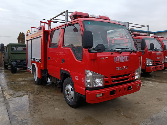 5吨消防洒水车_油库货场港口码头消防车_2.5-5吨泡沫消防车现车报价