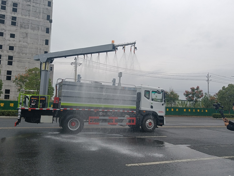 东风D9免税的铁路抑尘车--12吨降尘洒水车_长治12立方抑尘车-抑尘喷雾车钩挡停喷功能火车封层车