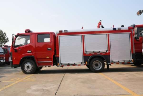 东风多利卡D7_4.5吨泡沫消防车参数优惠促销